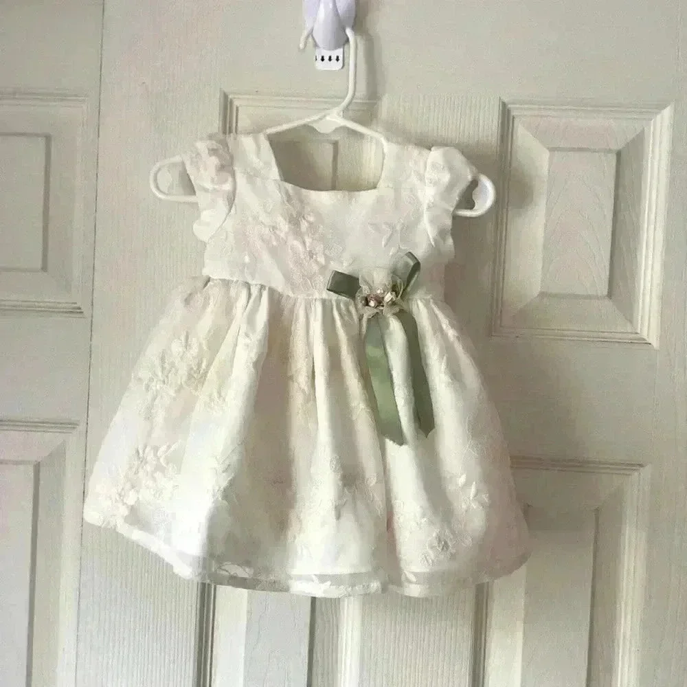 Laura Ashley London Ivory/white tulle dress w/embroidered flowers. Size 3/6M